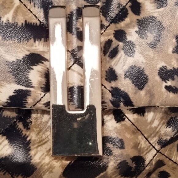 Vince Camuto Quilted Leopard Print Shoulder Bag – Gold Hardware, Bold Statement - Picture 4 of 7